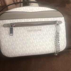 Michael kore crossbody in percent shape light grey trim and white